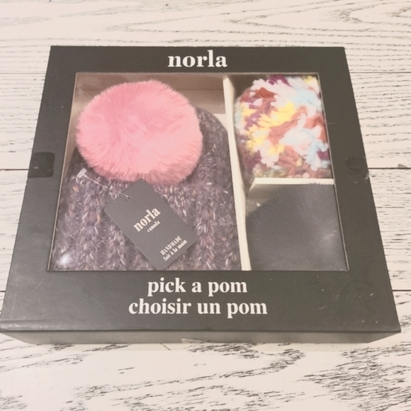 Norla . 3 Pompoms - Picture 2 of 4
